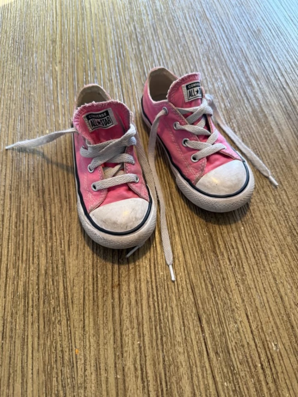 🔆 Bundle items 6 for $30 Converse Tennis Shoes size 9
